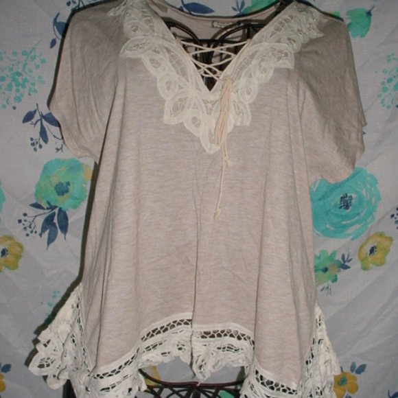 EYESHADOW Tops - EYESHADOW NWT String Up VNeck Crochet Blouse M